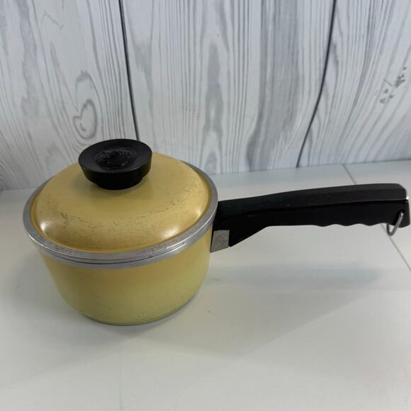 Vtg 1.5 QT CLUB Cookware Yellow Cast Aluminum Sauce Pan Pot & Lid Harvest Gold - Picture 1 of 7